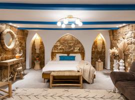 Santorini, hotel with jacuzzis in ‘Akko