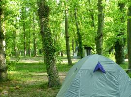 Camping Valle del Andarax, hotel dengan parking di Fondón