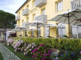 Viktoria Palace Hotel, hotel with pools in Venice-Lido