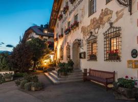 Strasserwirt - Ansitz zu Tirol, Hotel mit Parkplatz in Strassen