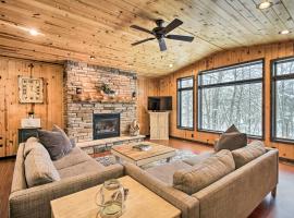 Beautiful Breezy Point Home with Beach and Dock!, stuga i Pequot Lakes