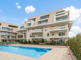 Orion View - brand new apartment with swimming pool, hotel in Nieuwpoort