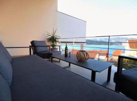 Luxury Villa Lana Apt, Seaview Terrace, Large Outdoor Space, BBQ, holiday home in Trogir