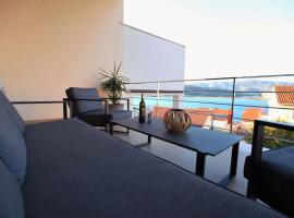 Luxury Villa Lana Apt, Seaview Terrace, Large Outdoor Space, BBQ, hotel a Trogir