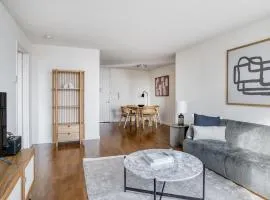 UES 2br w elevator doorman gym nr Central Park NYC-1072