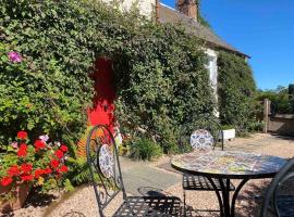 Charming, rustic & well equipped garden cottage, hótel í Alyth