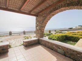 Blue Balcony/SkyView in Tinos - 3BR Home in Arnados, hotell i Arnados