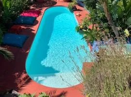 "La Villa Bali", en Bord de Mer à 5 mn des plages avec Piscine à cascade, Grand extérieur unique sur le thème de Bali