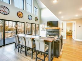 Hot Tub and Fire Pit Suttons Bay Home Near Wineries, hotel in Suttons Bay