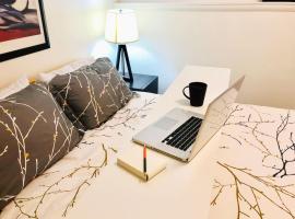 Beautiful 1 Bedroom Garden Suite in Metrotown, hotel murah di Burnaby