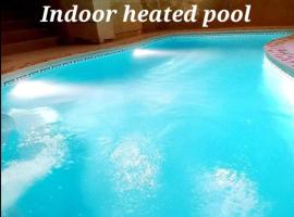 Ta Majsi farmhouse with indoor heated pool, hotel a San Lawrenz