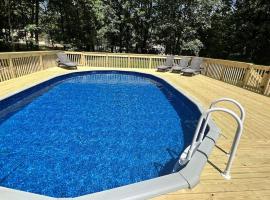 AMAZING *BRAND NEW* Home with PRIVATE HEATED POOL/ FIRE PIT!, casa rústica em East Stroudsburg