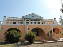 Villa Yrithea, hotel con estacionamiento en Korakokhórion