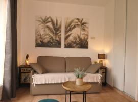 Studio meublé en face du golf côté piscine, lägenhet i Mouans-Sartoux
