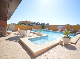 Casa Samuel Mayorazgo con piscina compartida, rumah liburan di Cadiz