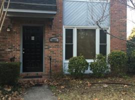 Creek View Townhome, cottage in Augusta