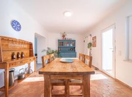 Peaceful, spacious & stylish, a real home!, vakantiehuis in Budens