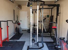 4 - Bed home with Cali King Bed, 12 mins to DTWN, hotel v destinaci Atlanta