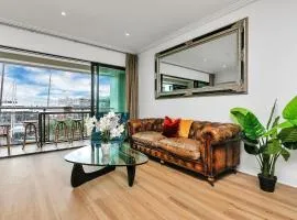 Glamorous Getaway - Heart of the Viaduct 'Quays'