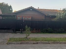 Cómodas habitaciones en tranquilo barrio residencial a minutos del centro Curico, hotel con piscina en Curicó