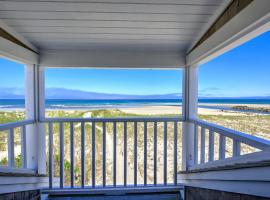 Cape Cod Oceanfront Retreat—Bay Creek Views, hotel a East Sandwich