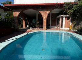 La casa club, hotel with pools in Oacalco