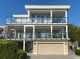 New two-bedroom legal suite with parking, hotelli kohteessa White Rock