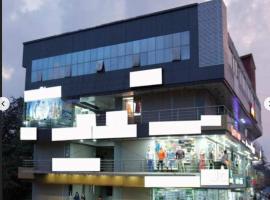 HOTEL A.K.INTERNATIONAL INN，位于Ullāl门格洛尔国际机场 - IXE附近的酒店