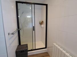 T2 AVEC TERRASSE, hotel i Oloron-Sainte-Marie