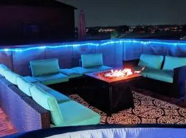 3 blocks to Beale, 4B 6B, Garage, Roof Top Deck, Hot Tub, View, Sleeps 18