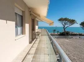 M340 - Marcelli, accogliente trilocale fronte mare con balcone