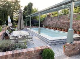Lyndhurst - Victorian villa with heated pool, cheap hotel in Roby