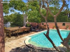 Villa climatisée avec piscine, hotel en Courthézon
