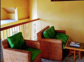 Room in Guest room - Renajoe Exclusive Guesthouse Tema Community 9, hotel di Tema