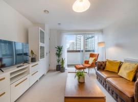 Luxury 2 Bedroom Large Balcony 5 Minutes to Kensington, Holland Park, Westfield Shopping Centre, Portobello Market, hotell nära White City, London