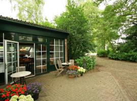 Quietly located farmhouse with sauna and hot tub, hotel en Balkbrug