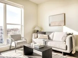 Elmhurst 1br w lounge pool gym nr Metra CHI-866