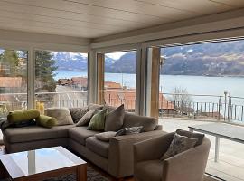 Ultra Luxurious House Lake view, hotel di Niederried