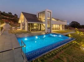 SaffronStays Stargazer, Karjat - luxury pool villa with lake view، فيلا في كارجات