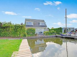 Detached house on the water with jetty in Langweer Frl, hotel with parking in Boornzwaag