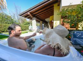 DesenzanoLoft Luxury suite with jacuzzi and garden, hotel in Desenzano del Garda