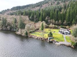 WATERSIDE 3 BED COTTAGE, HOT TUB, SAUNA, PVT BEACH, hotel in Arrochar