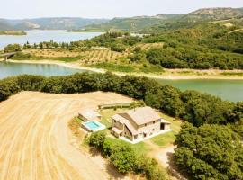 Casale on the lake with sauna and saltwater swimming pool, hotel in Baschi