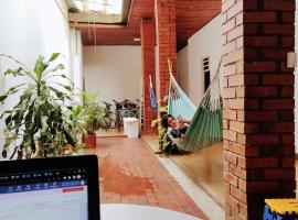 Casa del perro coliving 2, hotel with parking in Cali