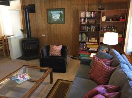 Classic Carnelian Bay Log Cabin, Hotel in Carnelian Bay