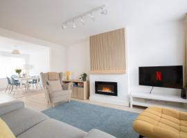 Elegant home mod kitchen, fast Wi-Fi, free parking, hotell i Carrickfergus