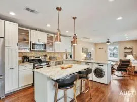 Sizable Screened in Porch w Luxury Kitchen and Bath