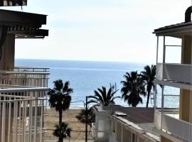CAMBRILS BEACH APARTMENT, pet-friendly hotel in Cambrils