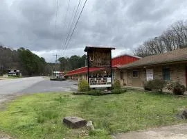 JI2, Queen guest room located on the entrance to our property on the highway Hotel Room