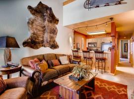 Tastefully Decorated Emmons Condo Condo, hotel in Crested Butte